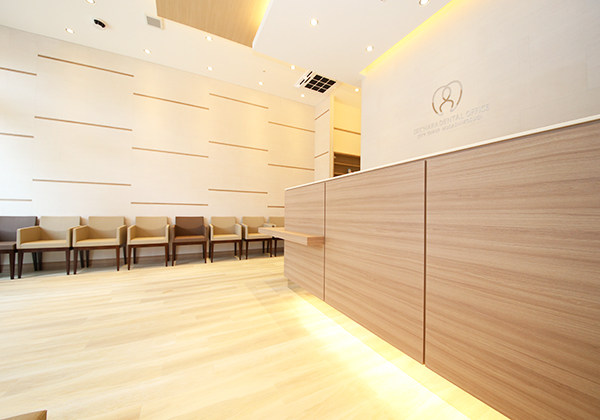 明るい受付／ゆったりした待合室