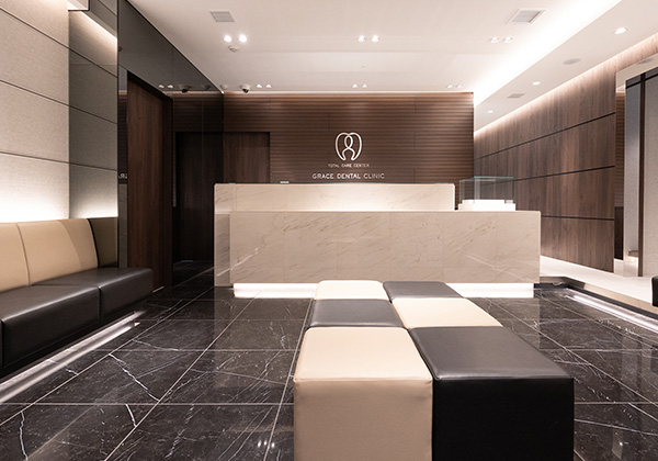 明るい受付／ゆったりした待合室