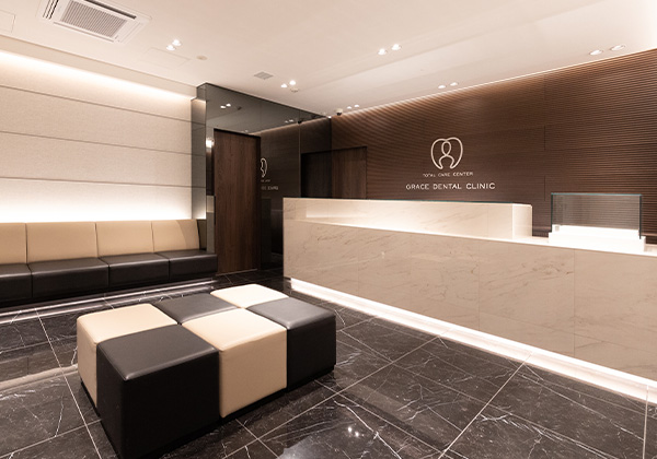 明るい受付／ゆったりした待合室